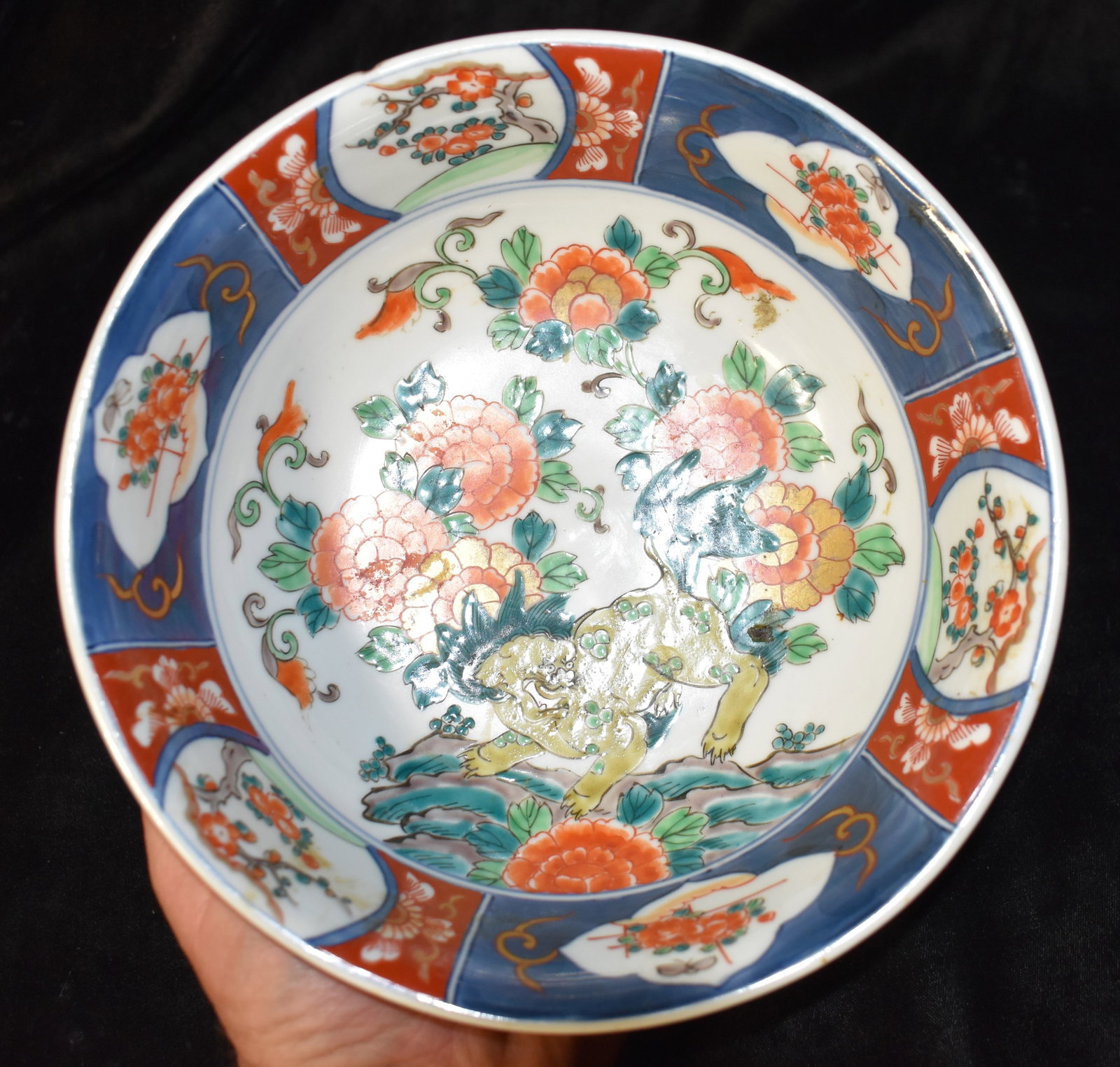 Highly Detailed Japanese Arita Imari Komainu (Foo Dog) Bowl - Meiji Period or Older: Highly Detailed Arita Imari Komainu (Foo Dog) Bowl Meiji Period or Older. The Meiji Period was from 1868-1912 in Japan. The diameter on the bowl isn't perfect. There is approximately 1/8" variance. 8 