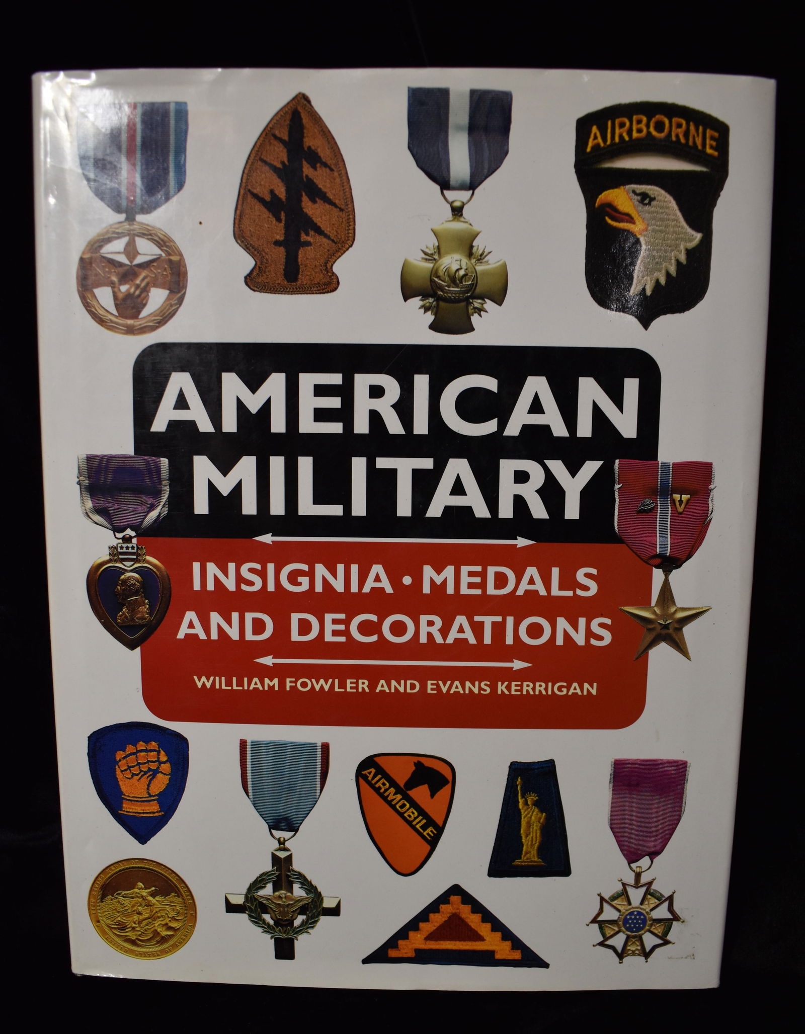 American Military Insignia, Medals and Decorations 1995 Excellent Condition (1 of 7)
