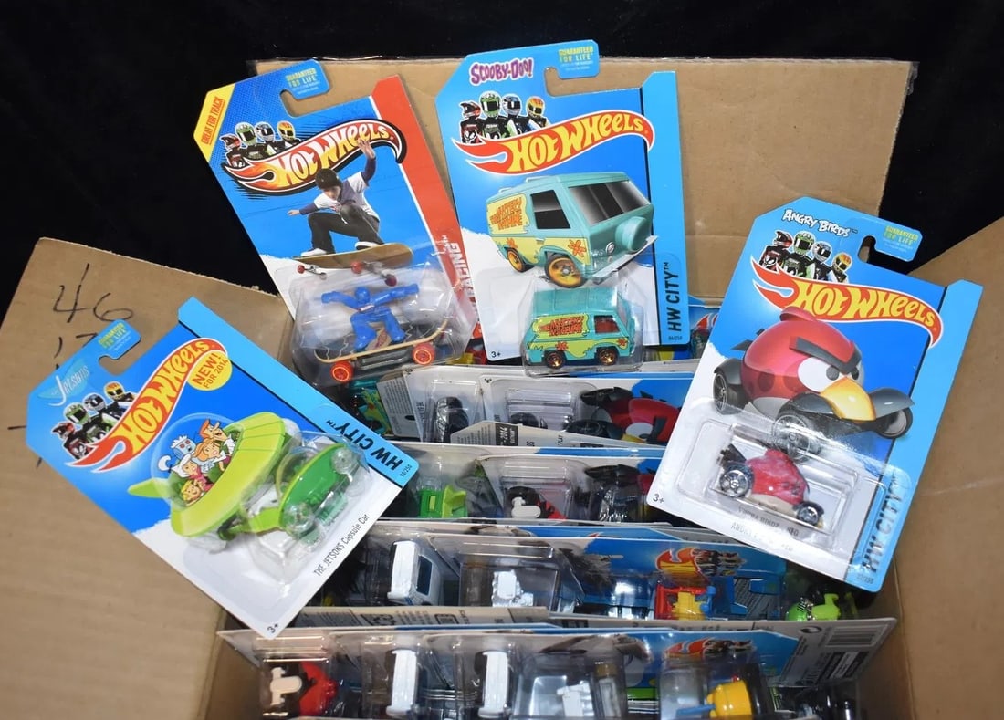 Mattel Hot Wheels Assortment contains 72 cars Angry Birds, Jetsons, Batman (1 of 3)