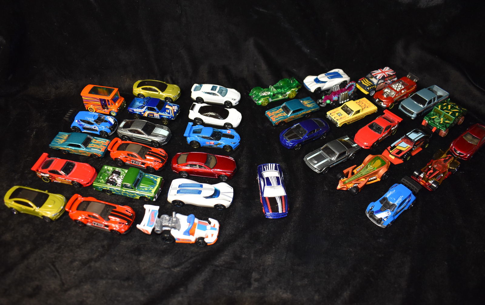35 Hot Wheels in New or Near New Condition (1 of 6)