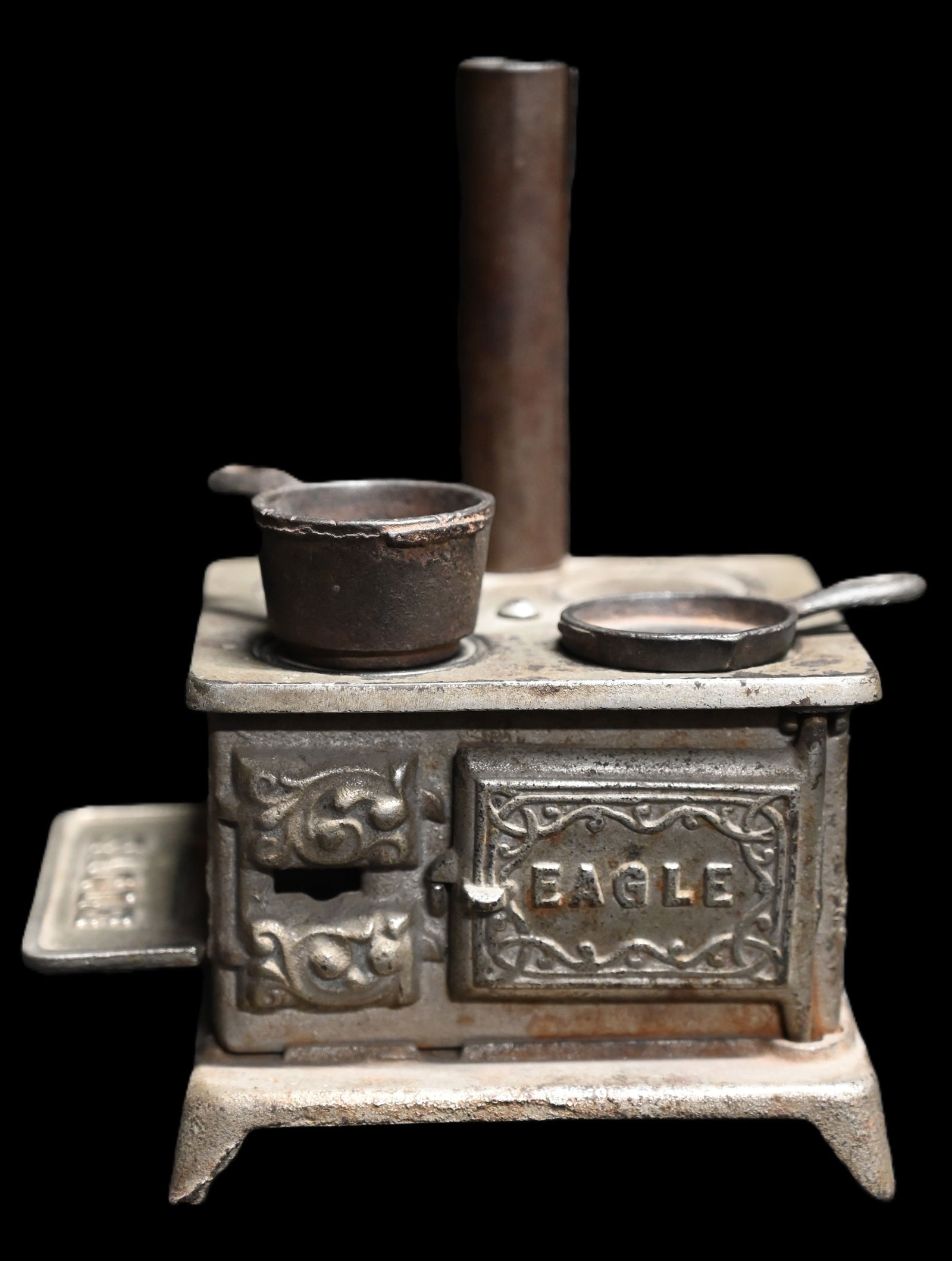 Eagle Cast Iron Toy Stove Salesman Sample. (1 of 7)