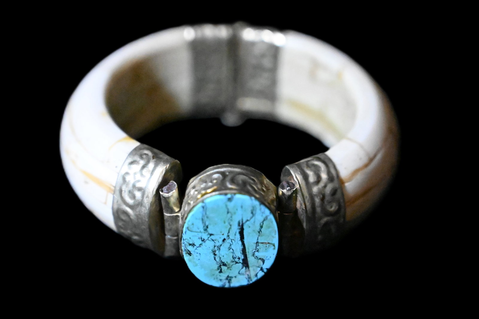Vintage Water Buffalo Bone Turquoise Gemstoe silver tone hinged Bracelet: Vintage Water Buffalo Bone Turquoise Gemstoe silver tone hinged Bracelet