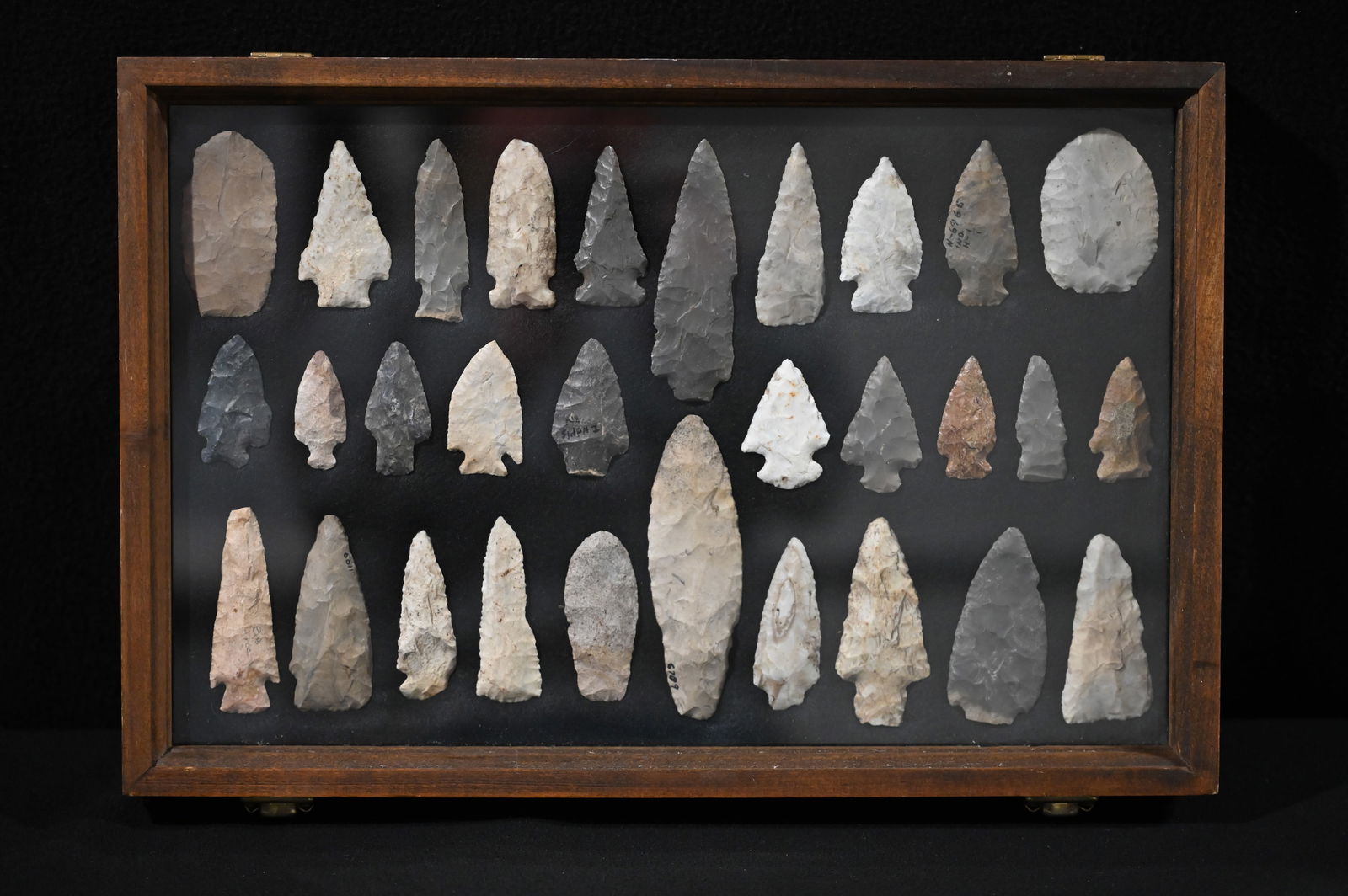 30 Arrowheads Found in Illinois & Indiana Longest 5". The 12" x 18"  Oak Frame is included. (1 of 7)