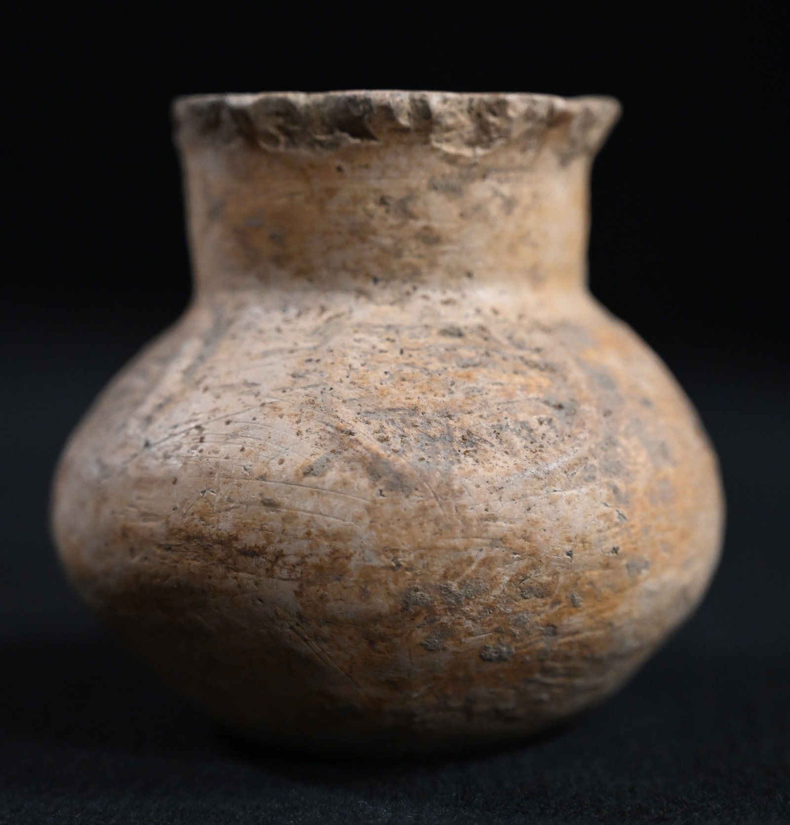 Pre-Columbian Huastec Pottery Vessel 2 3/4" Tall.: Pre-Columbian Huastec Pottery Vessel 2 3/4" Tall. No brainer old solid pot with no restoration and just a few spots of damage on the rim.