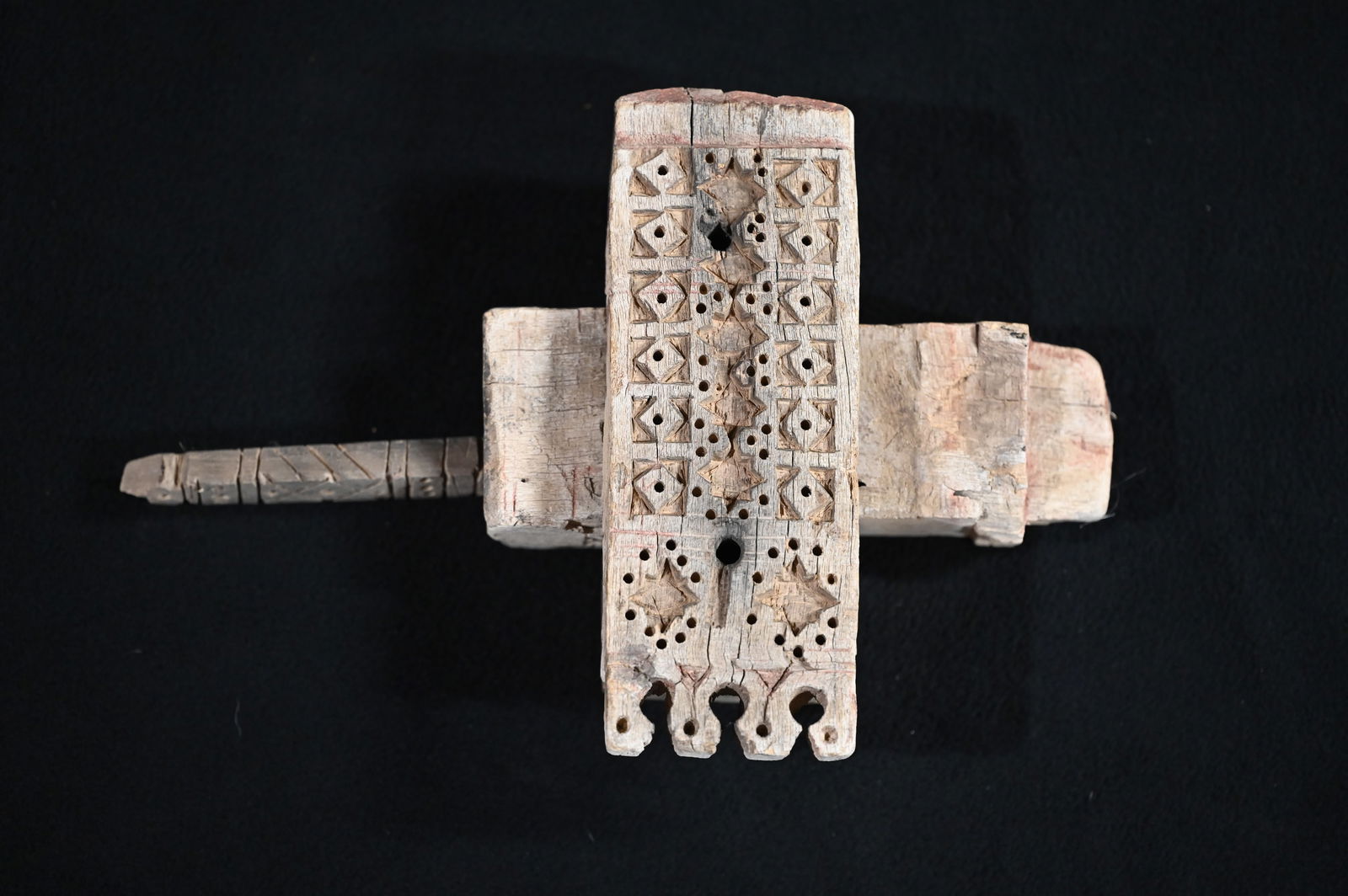 6 3/4" Dogon Wood Door Lock W/Key (1 of 7)