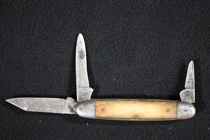 Simmons Howe St. Louis Vintage 3 Blade Pocket Knife.