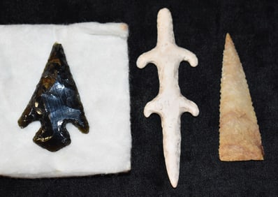 4 3/8" Ground Chert Lizard and 2 Arrowheads - Modern Made