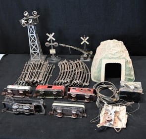 Vintage MARX Train Set with Engine and 4 Cars. 9 turns and 12 straight track pieces, RR Crossing