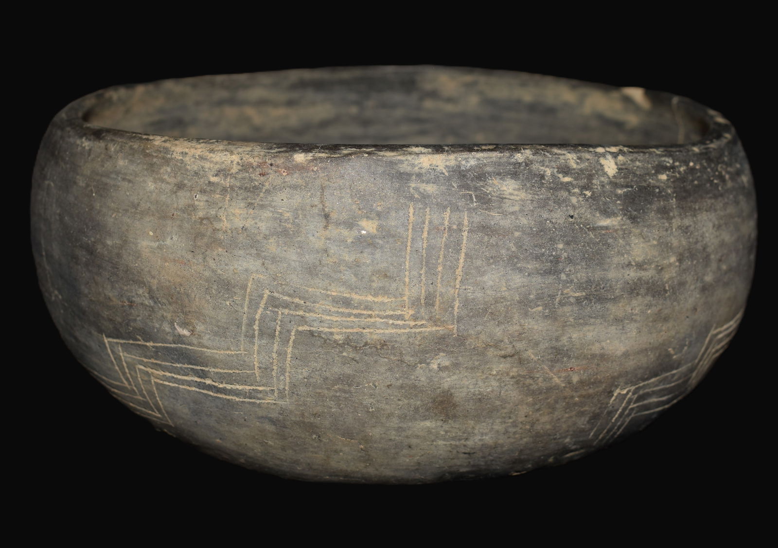 Pre-Columbian Mayan Pottery Bowl with Incised Patterns (1 of 8)