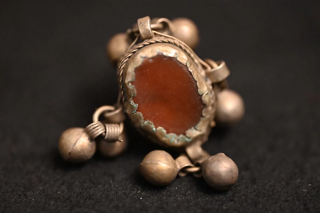 Saudi Bedouin Silver/Agate Toe Ring. (1 of 6)