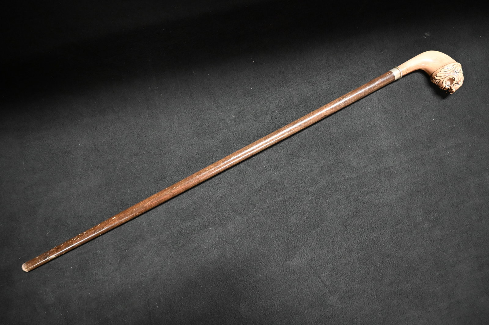 36" Lion Head Cane. Vintage Wood Cane with a screw on top of a Lion.: 36" Lion Head Cane. Vintage Wood Cane with a screw on top of a Lion.