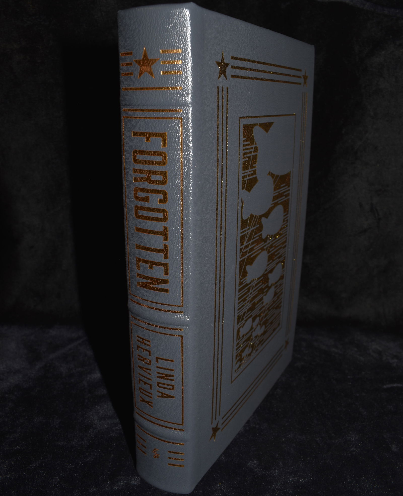2022 FORGOTTEN "The Untold Story of D-Days Black Heroes - Easton Press Full Leather Hardback - Like: 2022 Forgot "The Untold Story of D-Days Black Heroes - Easton Press Full Leather Hardback - Like New. Fine condition full leather hardback with gold gilt to cover and page edges. Collector's Edition.