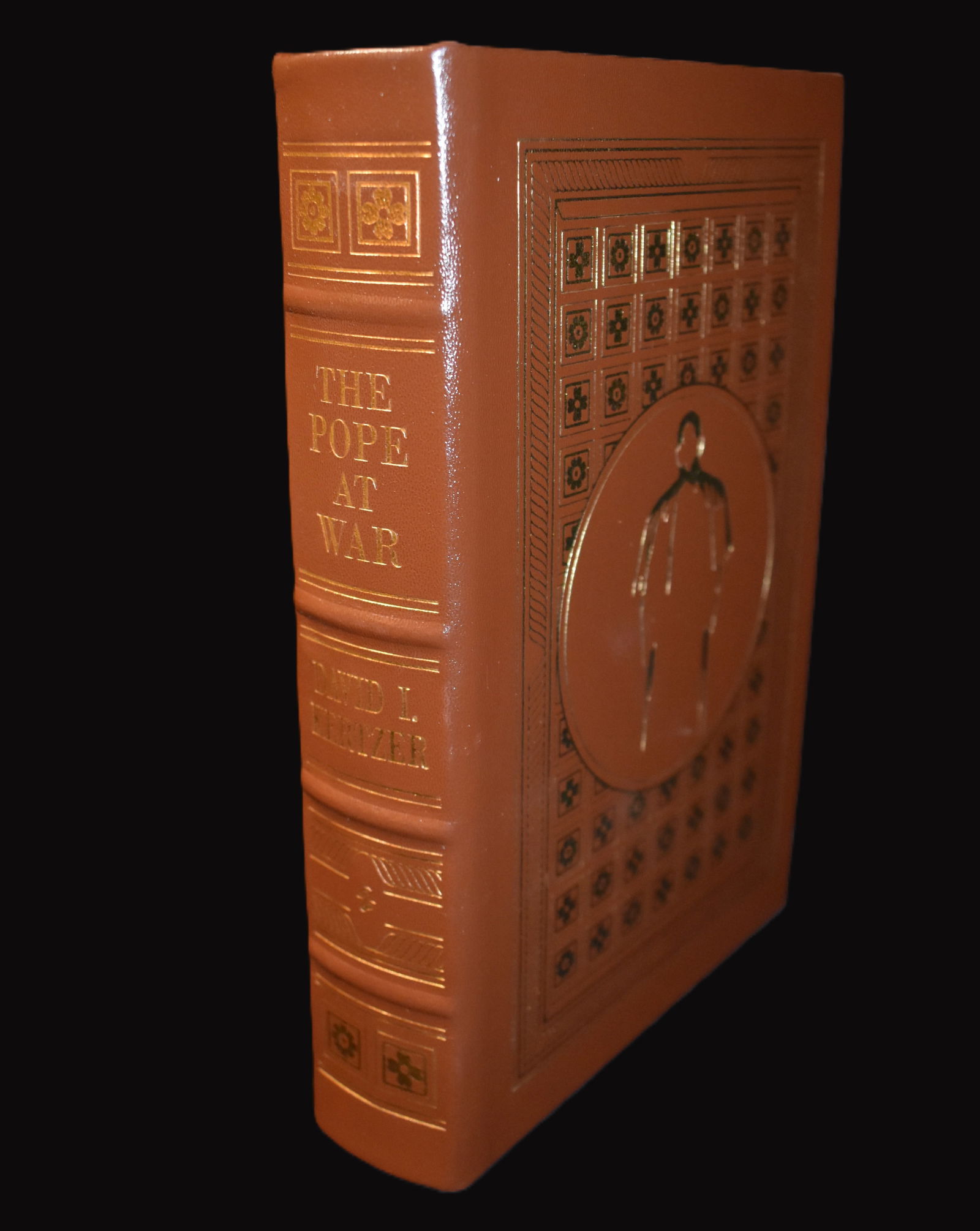 2023 The Pope At War by David Kertzer - Easton Press Full Leather Hardback: 2023 The Pope At War by David Kertzer - Easton Press Full Leather Hardback. Fine condition full leather hardback with gold gilt to cover and page edges. Collector's Edition. Easton Press books are kno