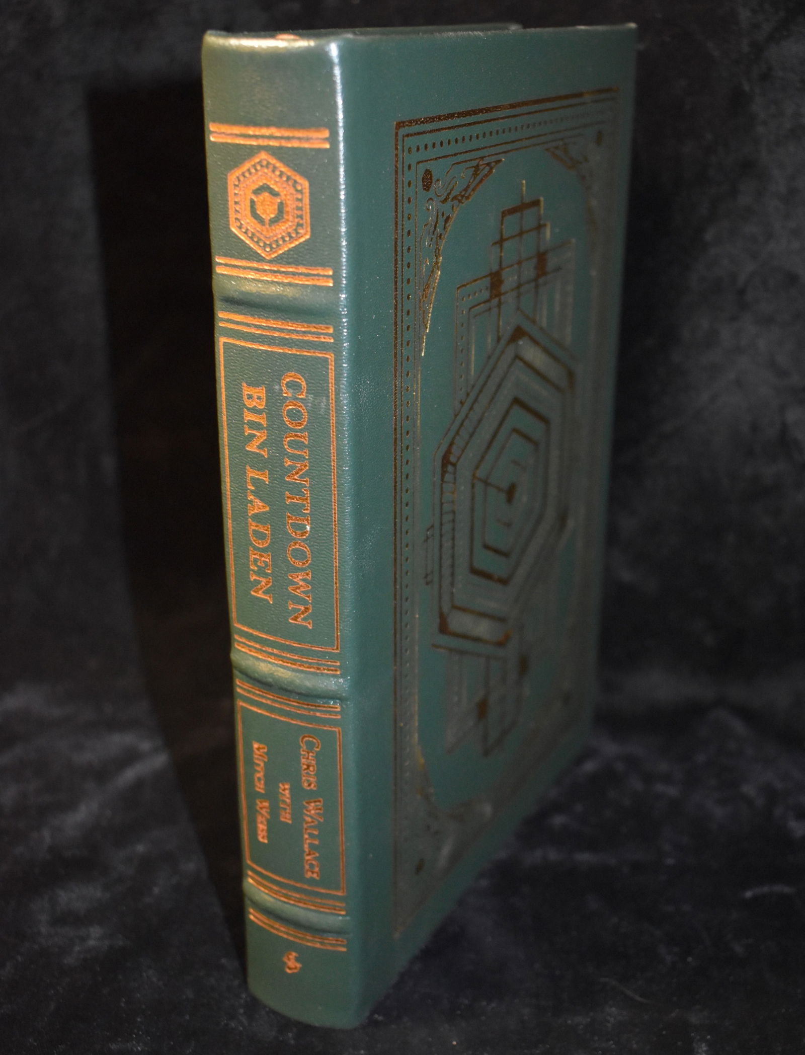 2022 Countdown Bin Laden by Chris Wallace & Mitch Weiss - Easton Press Full Leather Hardback: 2022 Countdown Bin Laden by Chris Wallace & Mitch Weiss - Easton Press Full Leather Hardback. Fine condition full leather hardback with gold gilt to cover and page edges. Collector's Edition. Easton P
