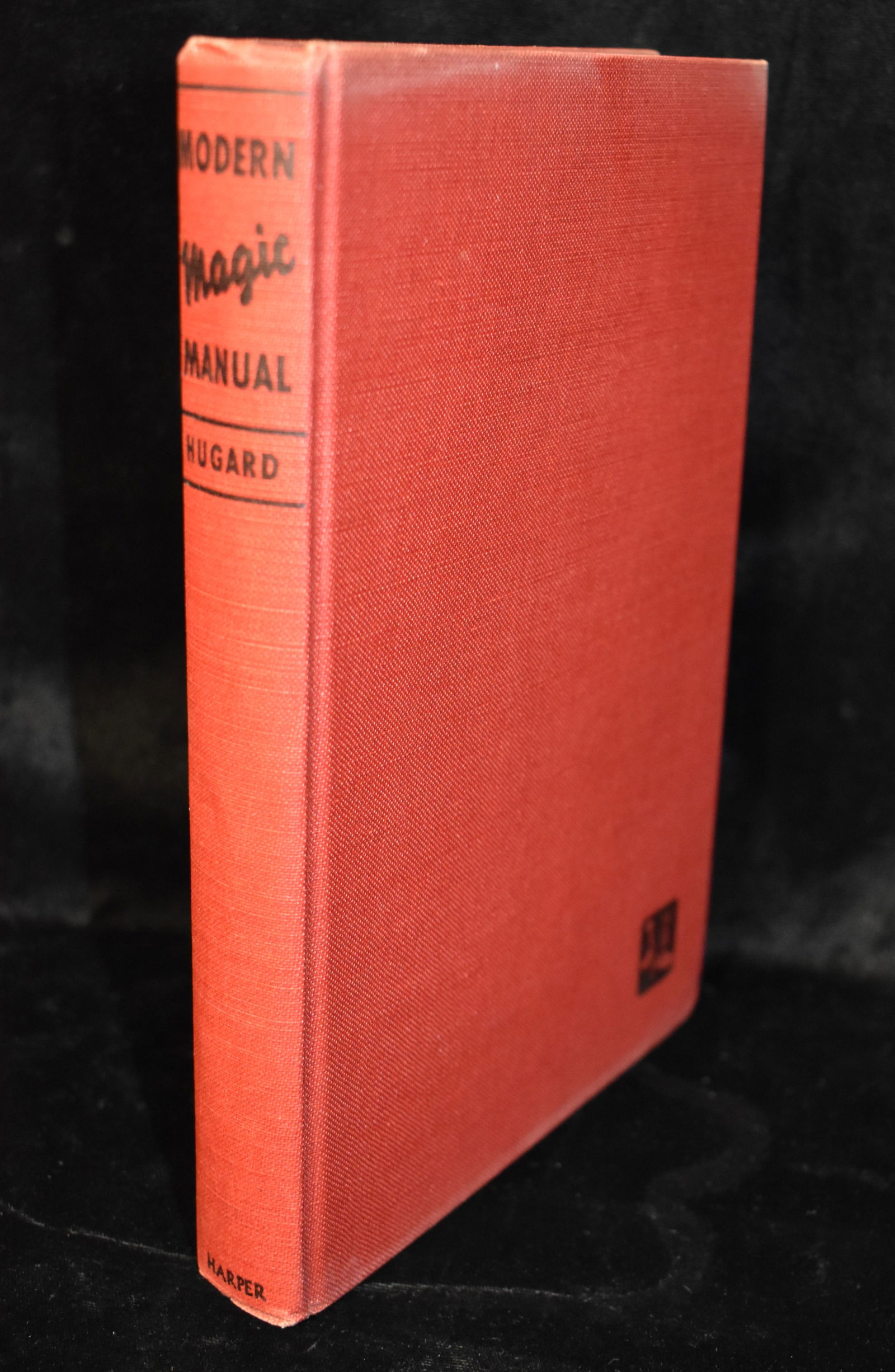 MODERN MAGIC MANUAL by Jean Hugard 1939: MODERN MAGIC MANUAL Hugard, Jean. Published by Harper & Brothers, New York 1939. Excellent condition hardback with its original dust cover. Minor shelf wear to corners.