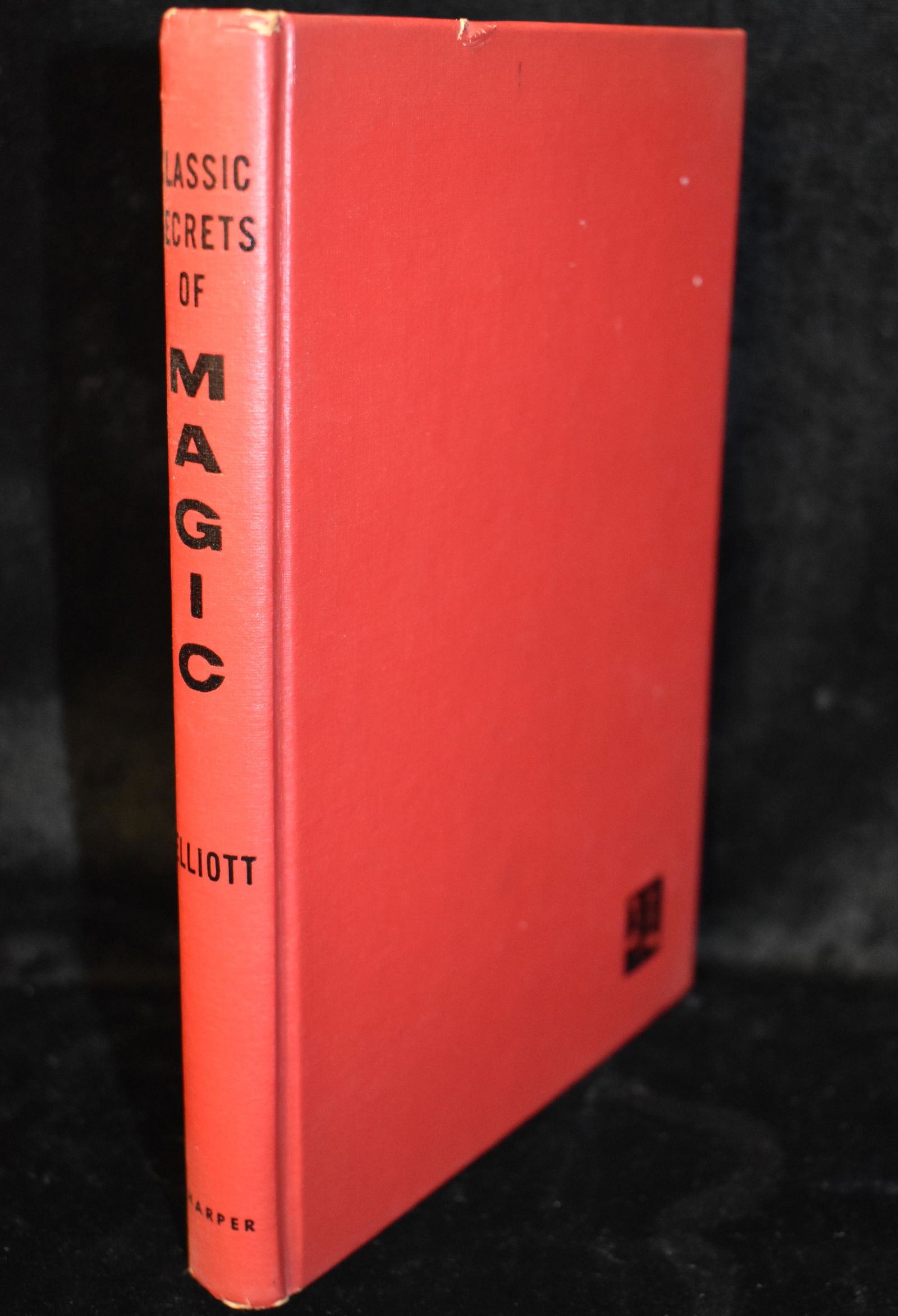 CLASSIC SECRETS OF MAGIC by Bruce Elliot 1953: CLASSIC SECRETS OF MAGIC by Bruce Elliot. Published by Harper & Brothers New York, NY. 1953. Presumed 1st Edition. Very Good condition hardback with a clear dust cover. Minor shelf wear to corners/cov