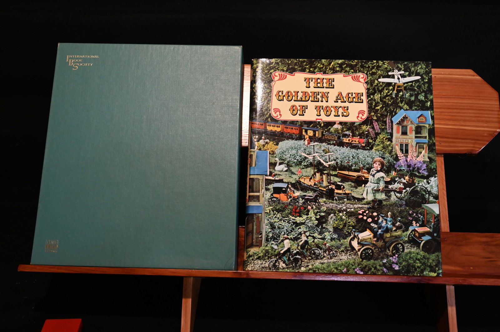 The Golden Age Of Toys: Green Hard protective original cover from International Book Society and Time Life Books. Oversize cloth with Dustjacket. 1st Edition. A magnificent very large history of toys from 1850 to 1914. Inclu