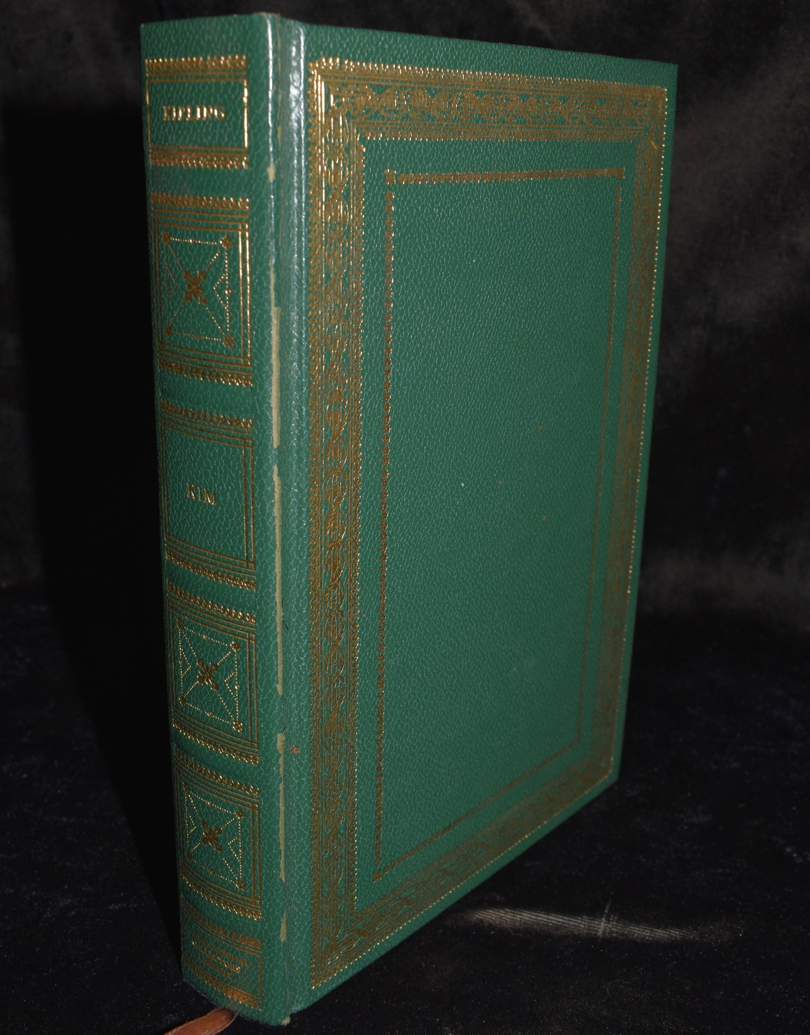 KIM by Rudyard Kipling 1958: KIM by Rudyard Kipling [Illustrated by Richard M. Powers]. Published by International Collectors Library 1958. Very good condition hardback. Some wear to front cover hinge as shown in photo. Internall