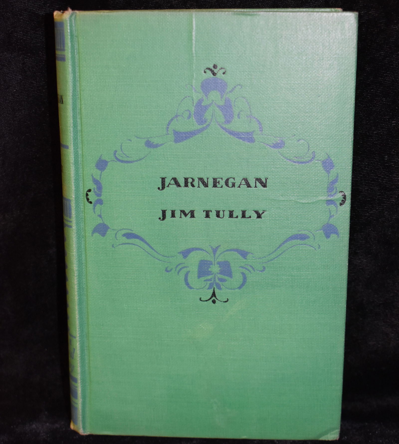 1926 Jarnegan by Jim Tully: Jarnegan by Tully, Jim. Published by Albert and Charles Boni, New York, 1926. Hardback in very good condition w/ dust cover. Minor shelf wear. Dust cover has a lot of wear.