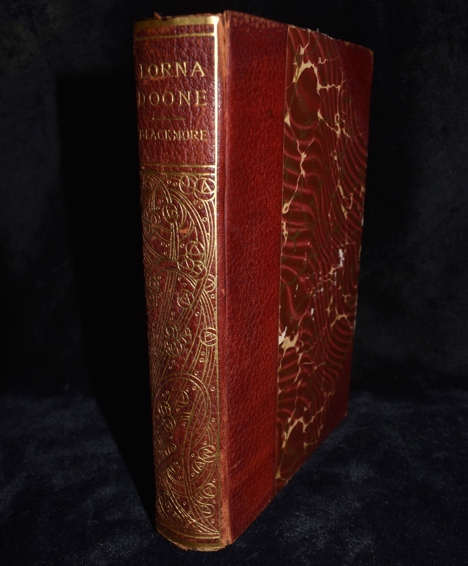 Circa 1900 Lorna Doone by R.D. Blackmore - Half leather.: Circa 1900 Lorna Doone by R.D. Blackmore . Published by W. B. Conkey circa 1900. Hardback in fairly good condition for its age. Half leather with decorative boards and gold gilt. Partial