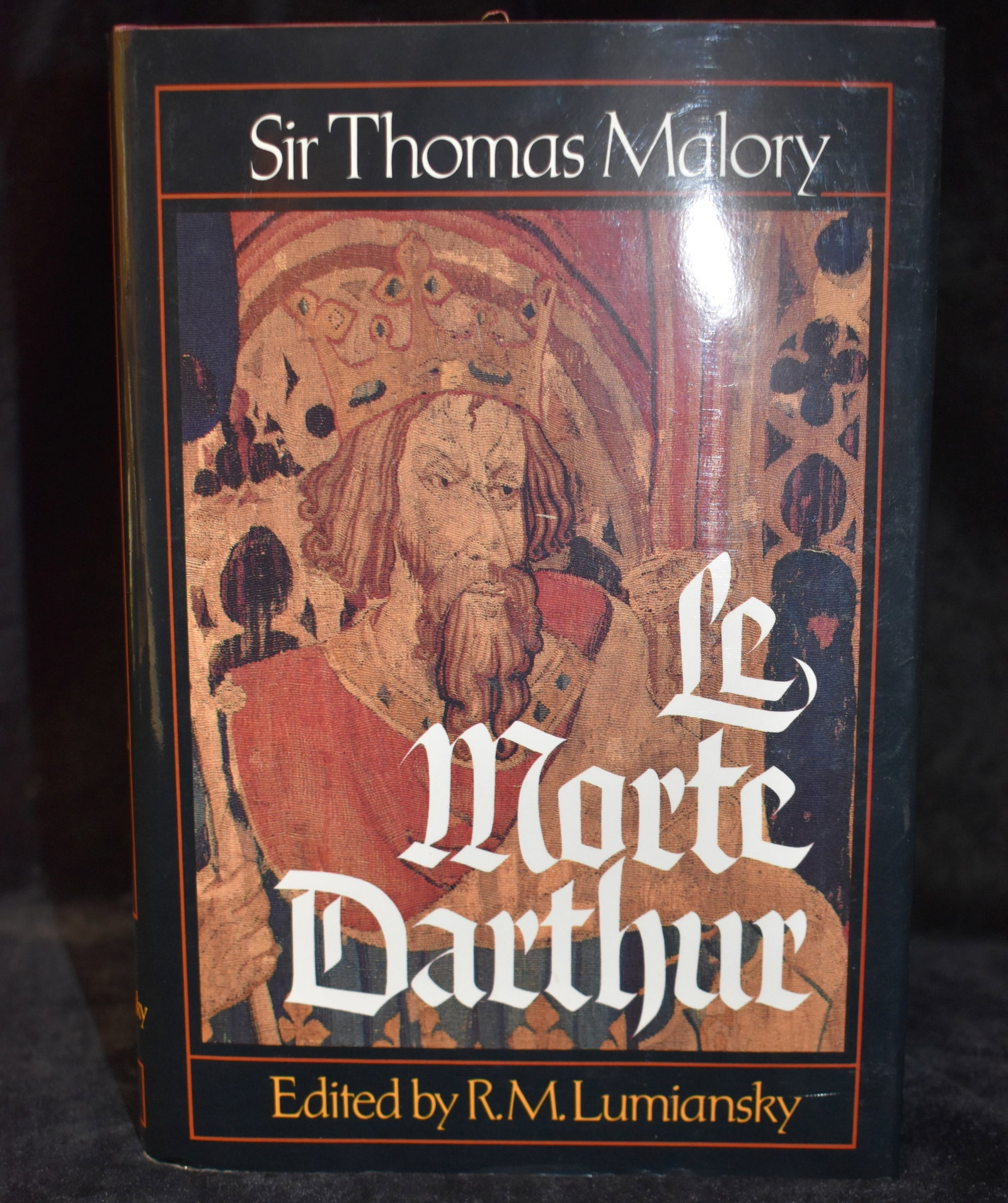 Le Morte Darthur by Sir Thomas Mallory - 1982 Hardback: Le Morte Darthur by Mallory, Sir Thomas (Lumiansky, R.M., Edited by). Published by Charles Scribner's Sons, New York, 1982. Excellent condition hardback w/ dust cover. Foxing to top page ends.