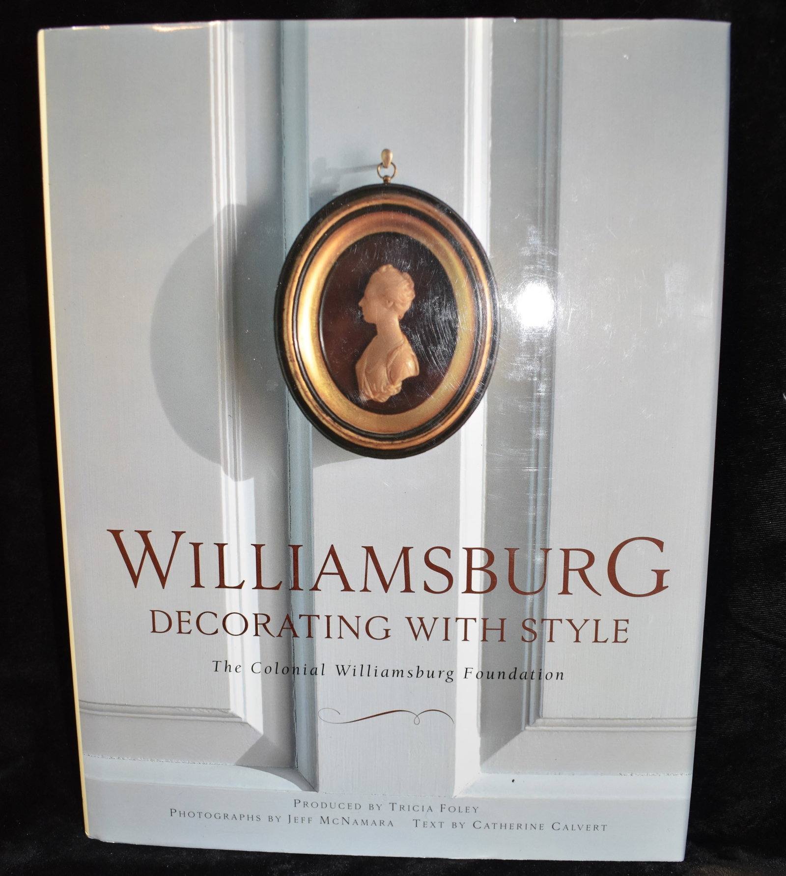 Williamsburg: Decorating with Style - The Colonial Williamsburg Foundation 1st Edition 1998 Hardback: Williamsburg: Decorating with Style: The Colonial Williamsburg Foundation by Catherine Calvert. Published by Clarkson Potter, New York, 1998. Excellent condition hardback w/ dust cover.