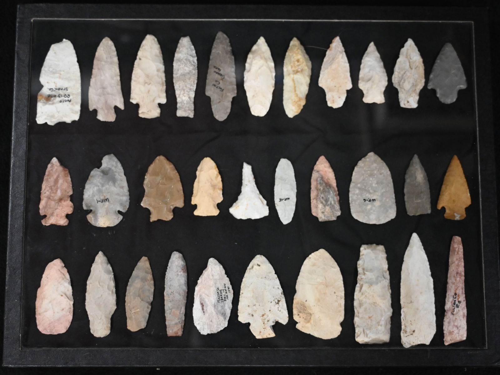 Frame of 31 Arrowheads Found in IL/MO 3 5/8" Longest. Includes Archaic -Woodland Period Artifacts. (1 of 6)