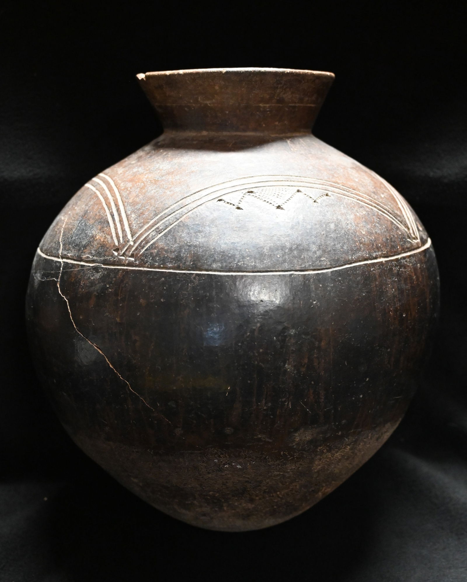 16" Traditional Lobi Water Vessel from West Africa. (1 of 11)