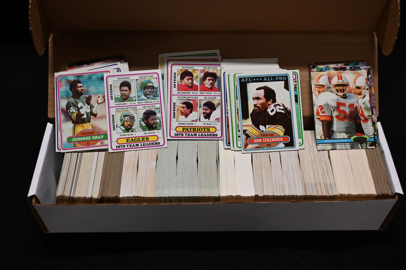 Mixed Group of Approx. 800 Football Cards 80's, 90's, 2000's.: Mixed Group of Approx. 800 Football Cards 80's, 90's, 2000's. All Cards are in good to great condition. We made sure the boxes were full and did not search through them. Should find some good cards in