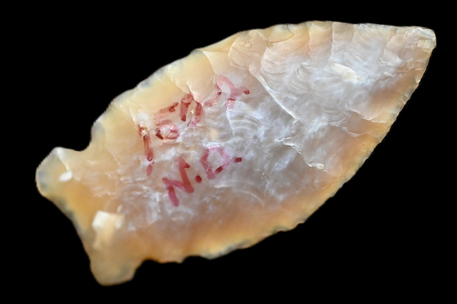 1 7/8" Knife River Chert Logan Creek Arrowhead Found in South Dakota Ex: Dan Maas Collection.: 1 7/8" Knife River Chert Logan Creek Arrowhead Found in South Dakota Ex: Dan Maas Collection.