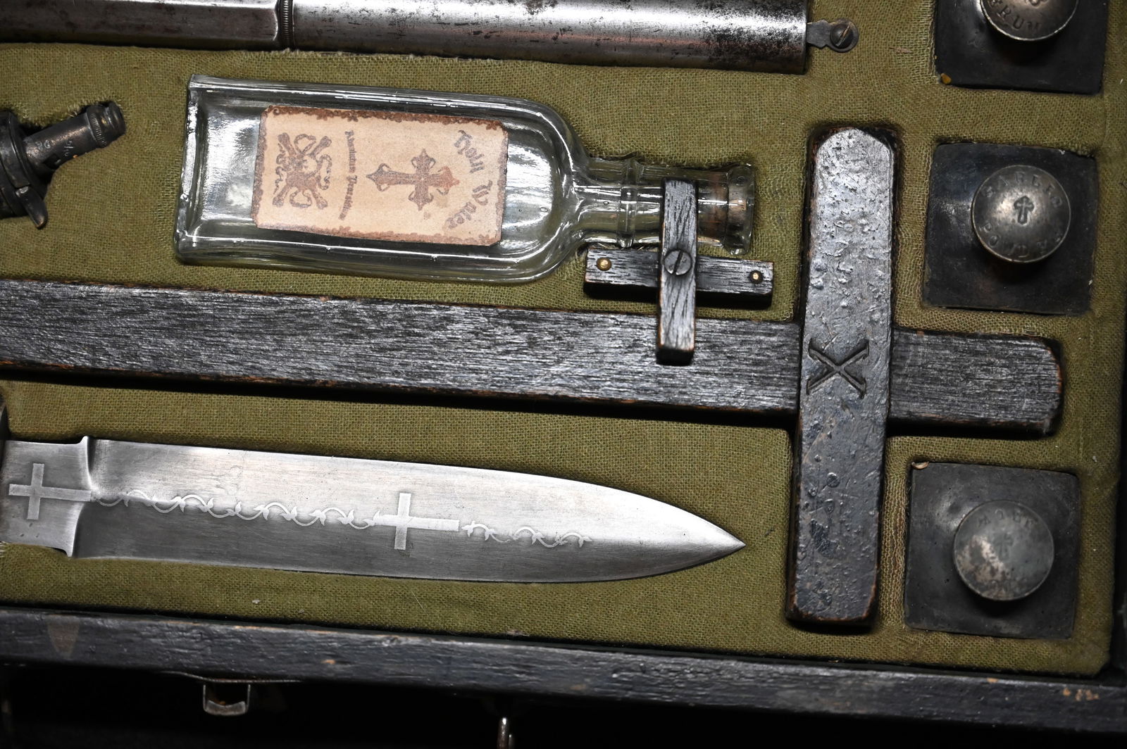 Professor Bloomberg's Vampire Killing Kit. - 3