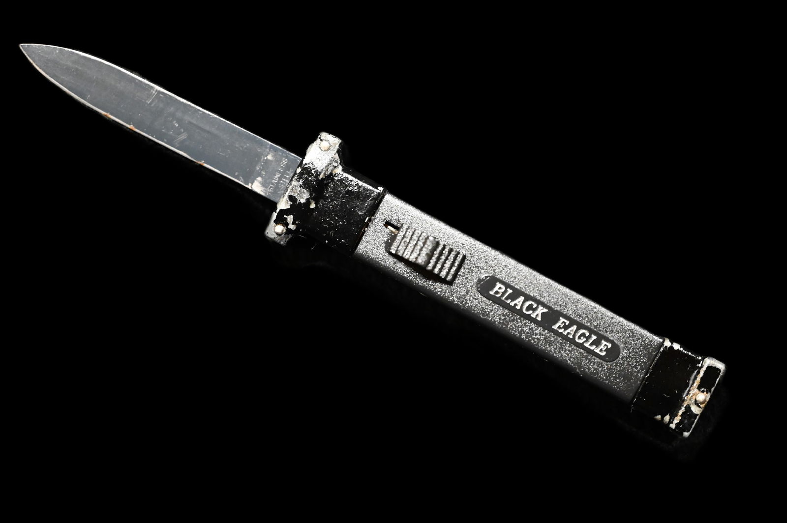 Black Eagle OTF Reverse Switchblade Knife.: Black Eagle OTF Reverse Switchblade Knife. Spring is weak and missing a handle cover on 1 side.