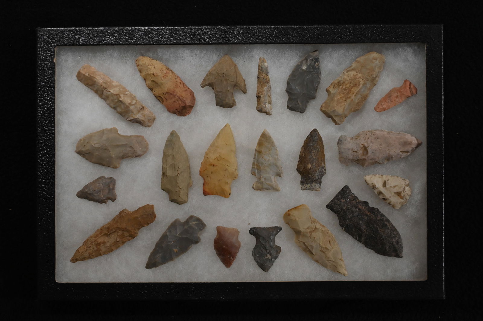 Frame of 21 Arrowheads Found in KY/TN 3" Longest Ex: Philip Potter Collection. The glass is broke: Frame of 21 Arrowheads Found in KY/TN 3" Longest Ex: Philip Potter Collection. The glass is broke in the frame.