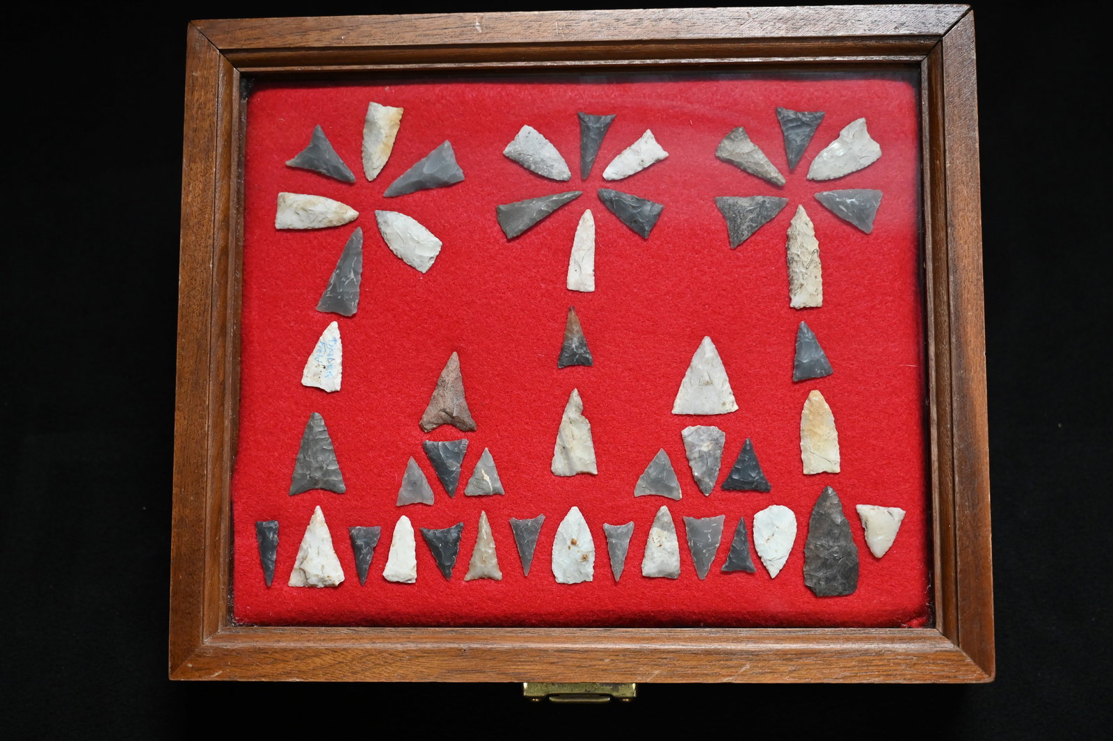Wood Frame of 47 Triangle Bird Points Found in Illinois 1 1/2" Longest. Frame measures 10" x 12". (1 of 8)