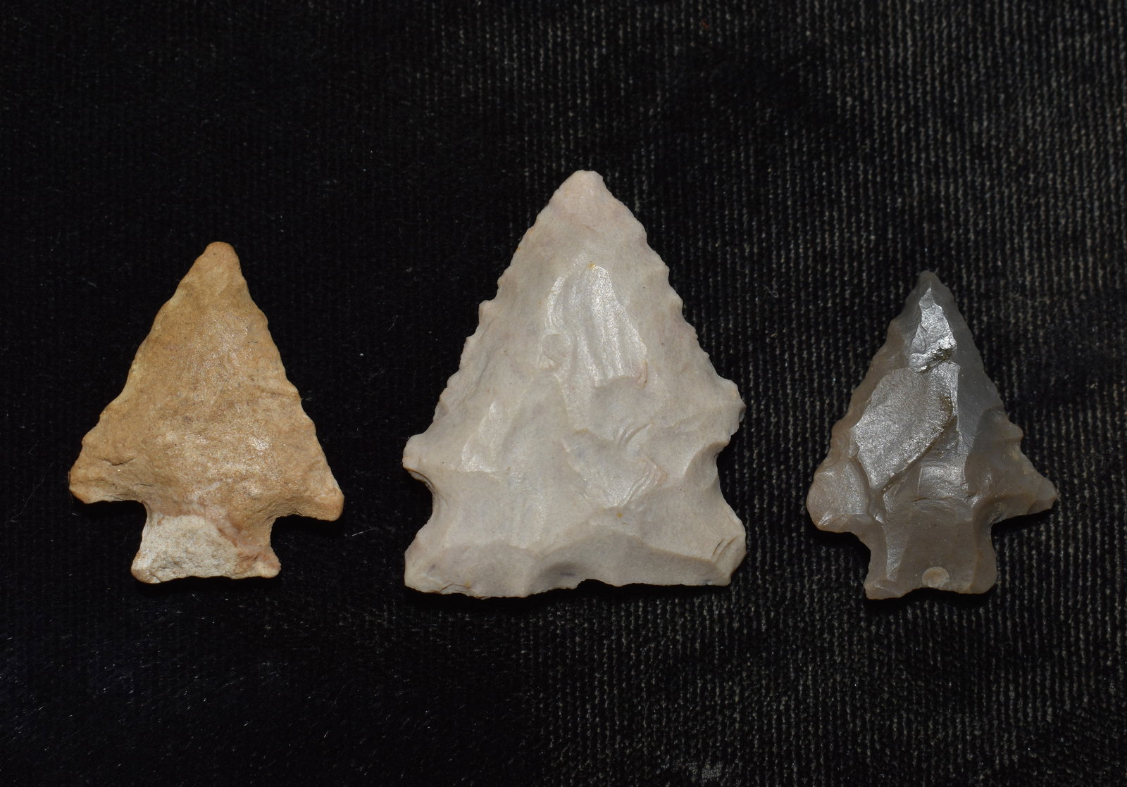 3 Smaller Arrowheads found in Vermillion County, Indiana: 3 Smaller Arrowheads found in Vermillion County, Indiana. They measure 1" to 1 3/8" approximately. The larger one is a stillwell. The other two are likely fox valleys or variants of the type.