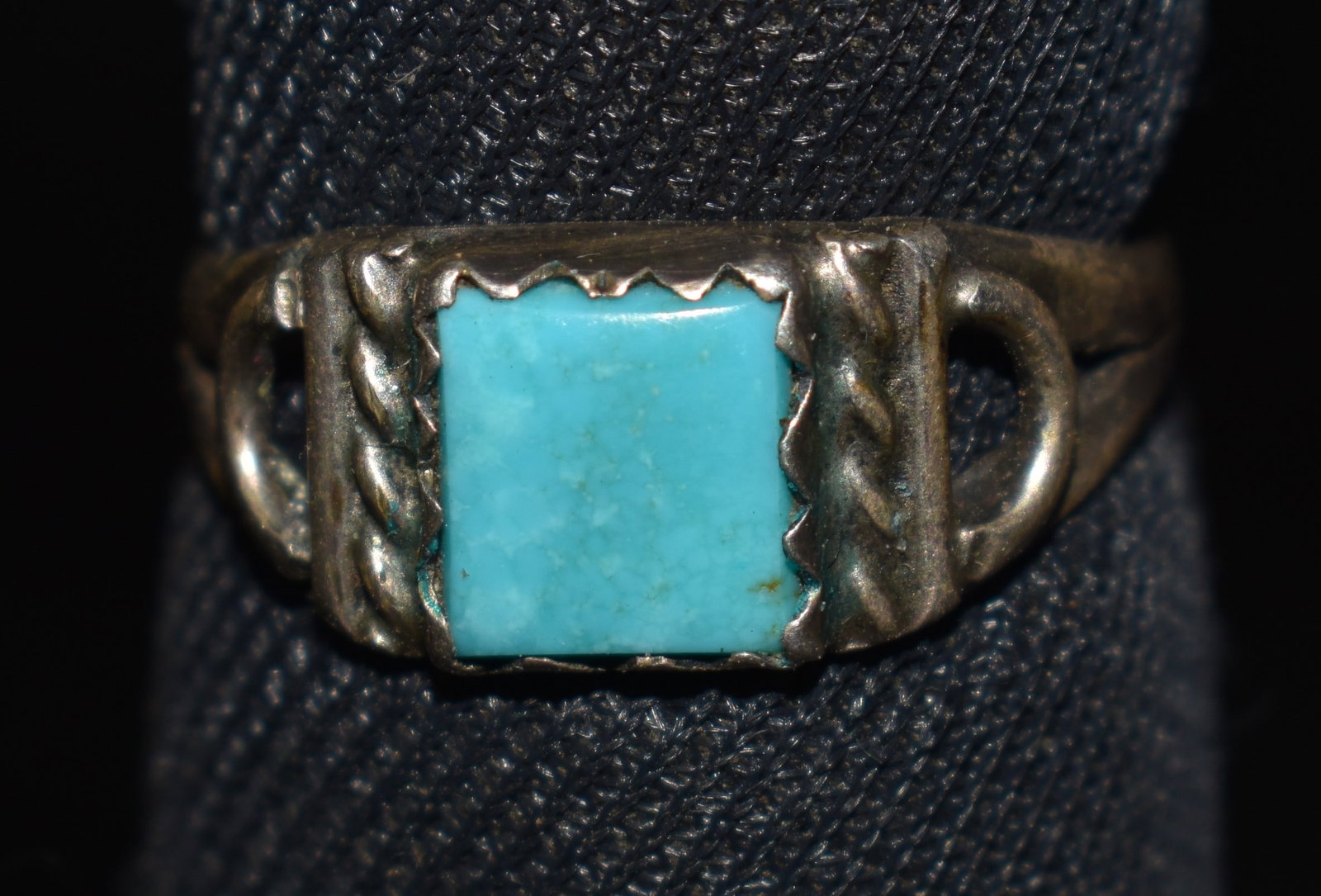 Vintage Zuni Turqouise and Sterling Silver Ring - Size 5 (1 of 6)