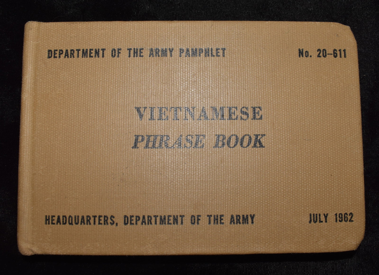 Vietnamese Phrase Book by Department of the Army July 1962 - Vietnam War Ephemera: Vietnamese Phrase Book Department of the Army Pamphlet No 20 611 by Decker G H Published by US Government Printing Office Washington DC 1962 Vietnam War ephemera Very good condition small hardback