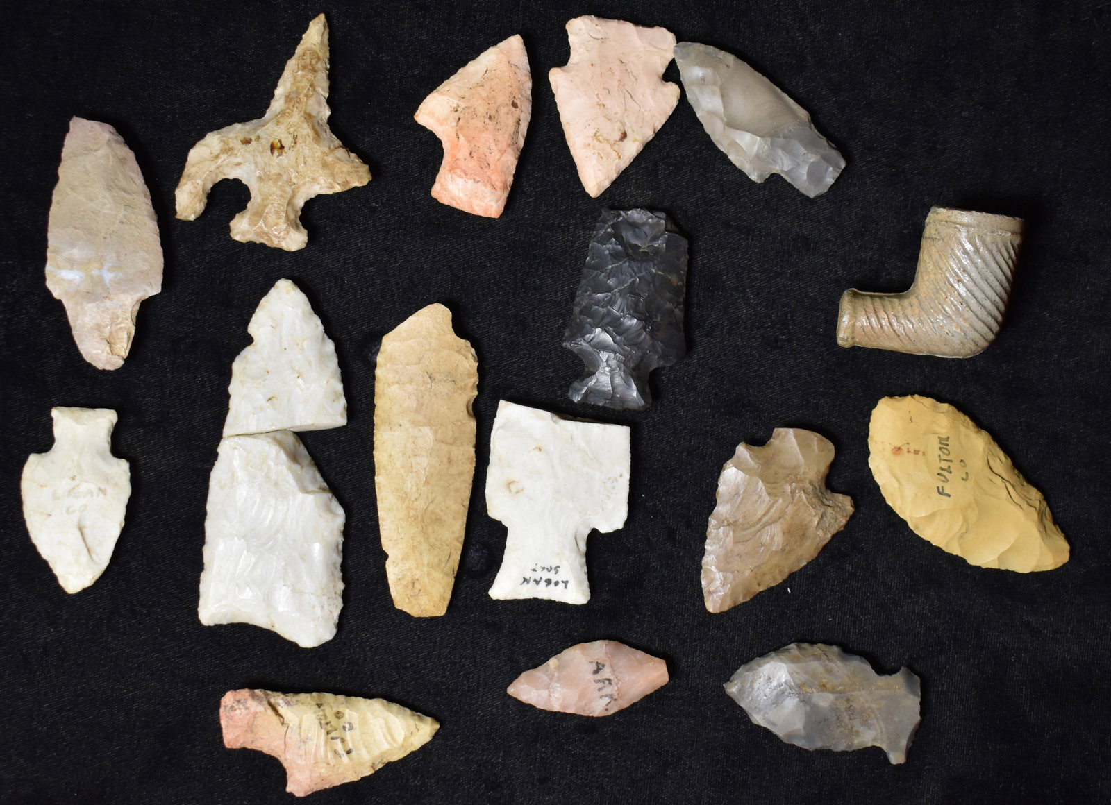 15 Rechiped or Broken Arrowheads - 1 3/4" to 4" approx.: 15 Rechiped or Broken Arrowheads - 1 3/4" to 4" approx.. Broken hardin, agate basin and broken blade with concave base are old ones. One damaged historic pottery pipe. Blade has been broke and