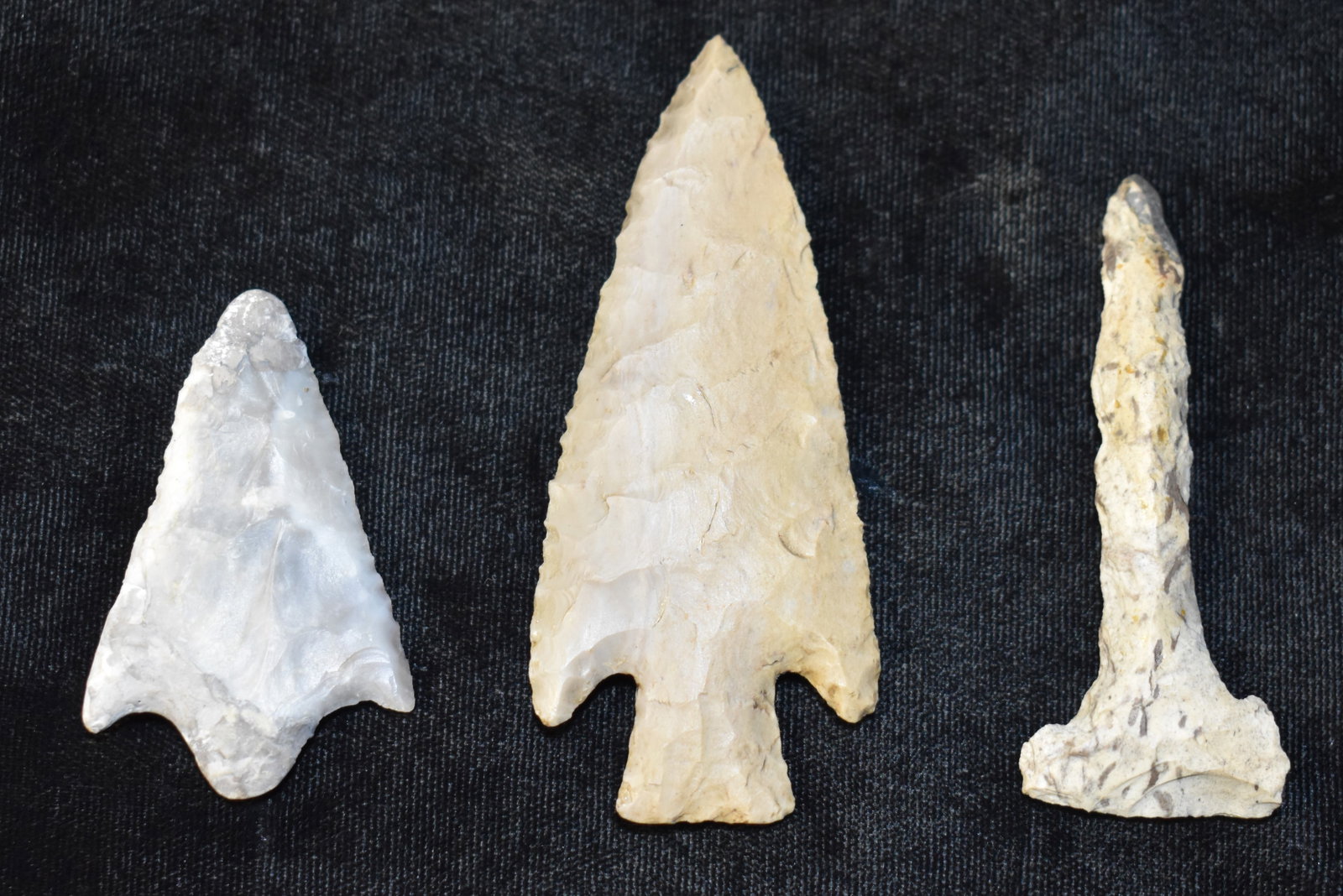3 Arrowheads with Restorarion or Rechipping: 3 Arrowheads with Restorarion or Rechipping. The longest piece has had alteration to the tip and likely the base but looks nice. The drill and newnan looking point both have restoration on their