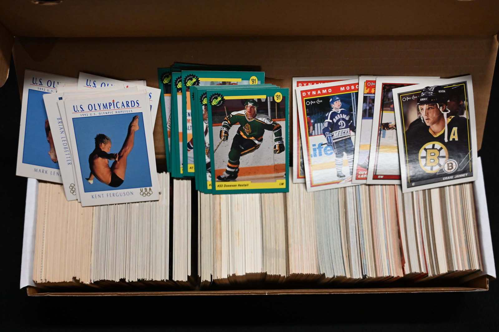 Mixed Group of Approx. 800 Sports Cards 80's, 90's, 2000's. (1 of 4)