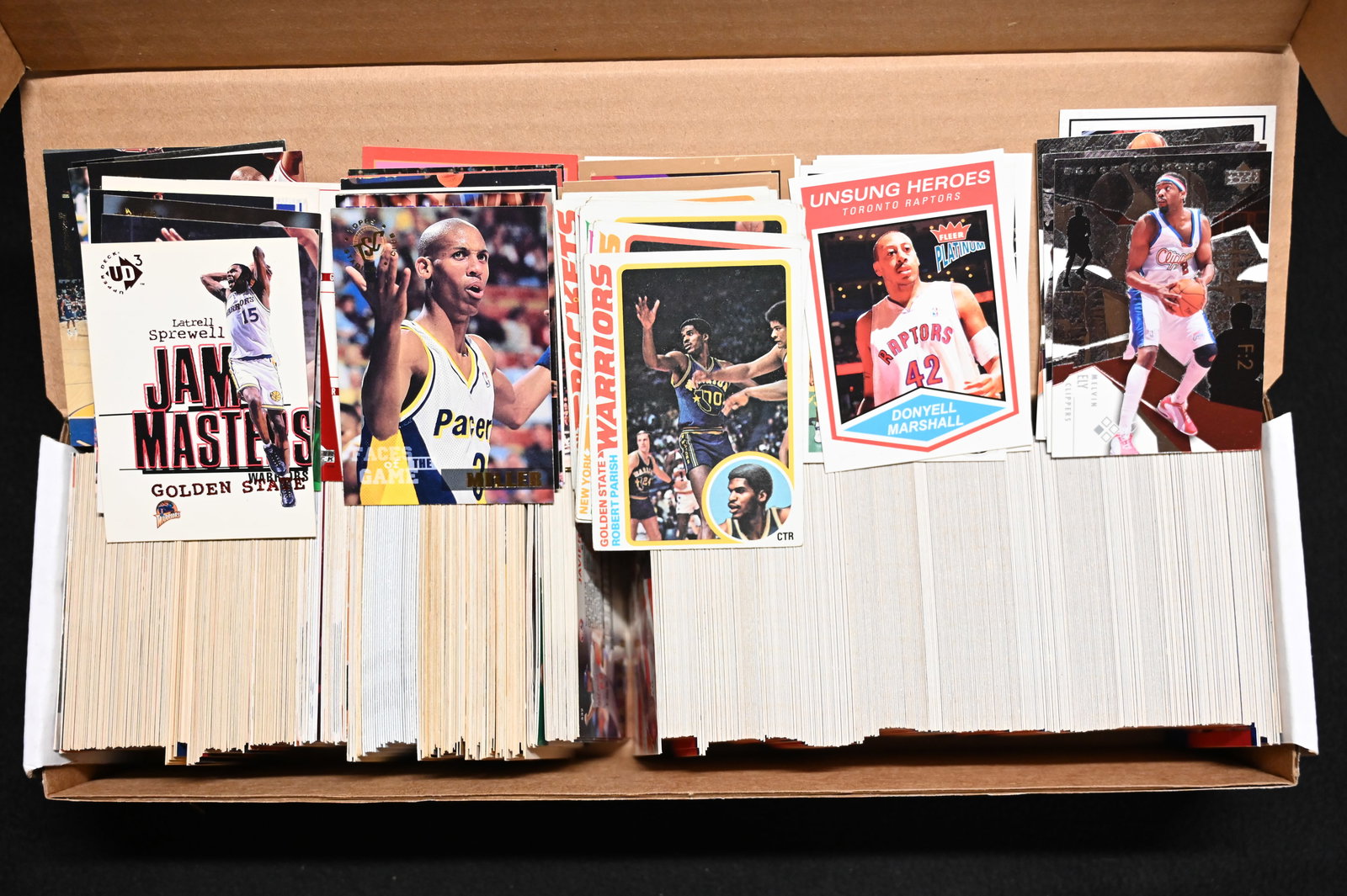 Mixed Group of Approx. 800 Sports Cards 80's, 90's, 2000's. (1 of 4)