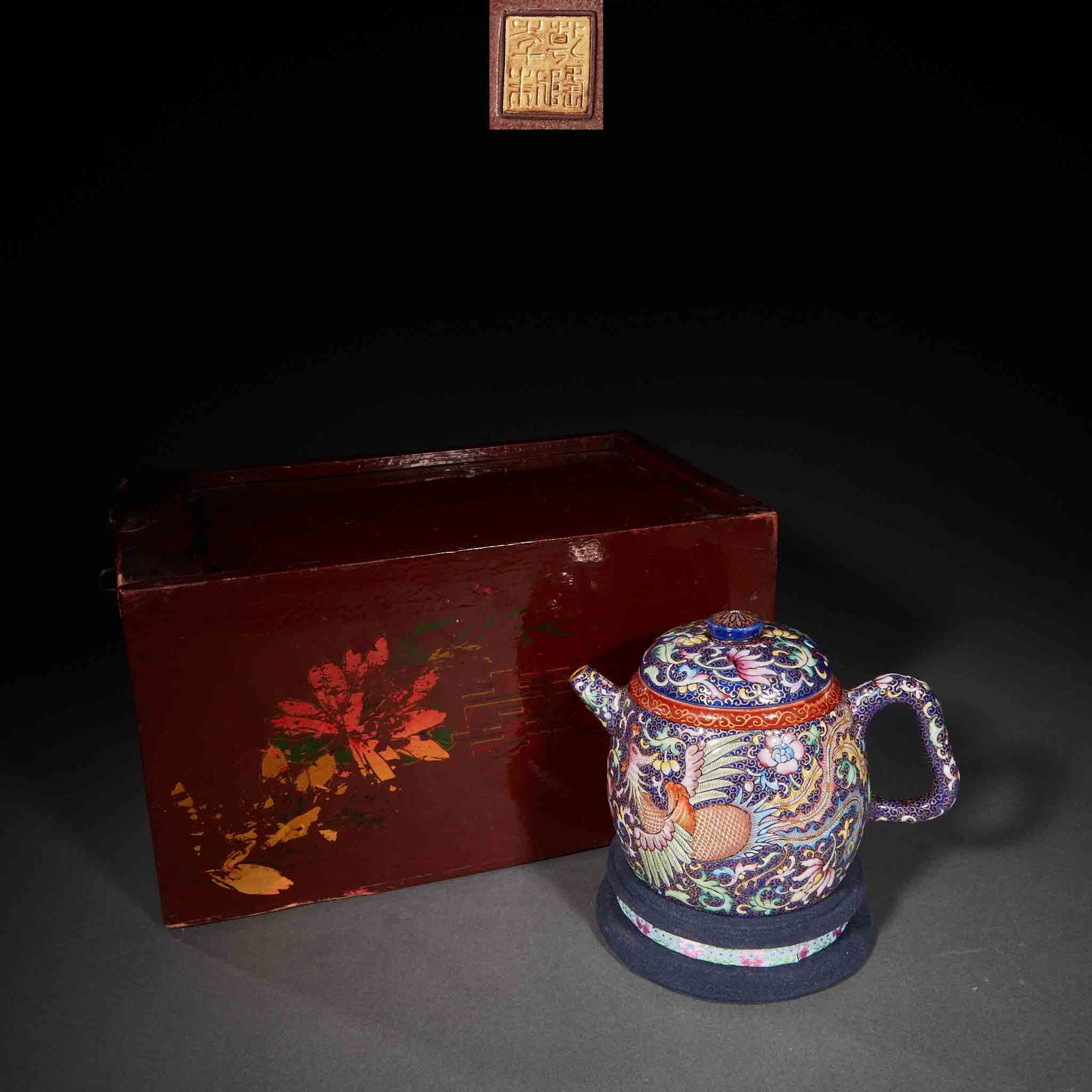 A purple clay teapot with golden dragon and phoenix patterns made in the Qianlong reign (1 of 16)