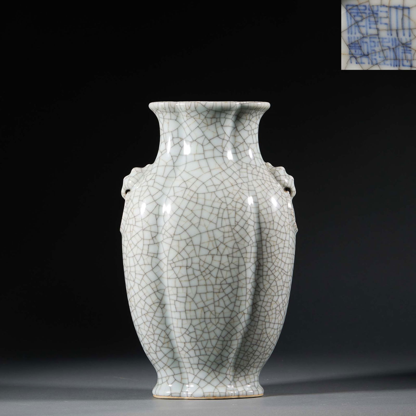 Flat flasks made in the reign of Emperor Qianlong of the Qing Dynasty, with double double double: Flat flasks made in the reign of Emperor Qianlong of the Qing Dynasty, with double double double flowers and a broken mouth