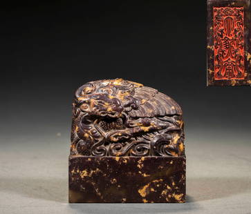 Seal of "Dàyázhu?n", Qingtian stone, Auspicious Phoenix: The Qingtian stone (with golden star patterns, a top-quality variety of Qingtian stone, and a warm and lustrous texture) features a relief carving of a auspicious phoenix (with a dynamic shape and det