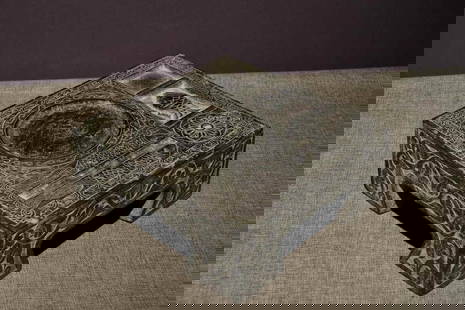 Pre-Ming Dynasty Green Stone Inkstone: The inkstone is made of fine, dense, and wear-resistant bluish-gray stone. It features relief and intaglio carvings. The surface of the inkstone is divided into a circular inkwell, fish patterns, and