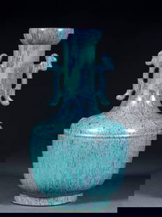 A vase with a string pattern and double handles in lüji glaze: Lujun Glaze Ribbed Double-Eared Bangchui Vase: Shaped by throwing porcelain clay, it is coated with Lujun glaze (producing blue-purple blended textures through high-temperature kiln transformation), d