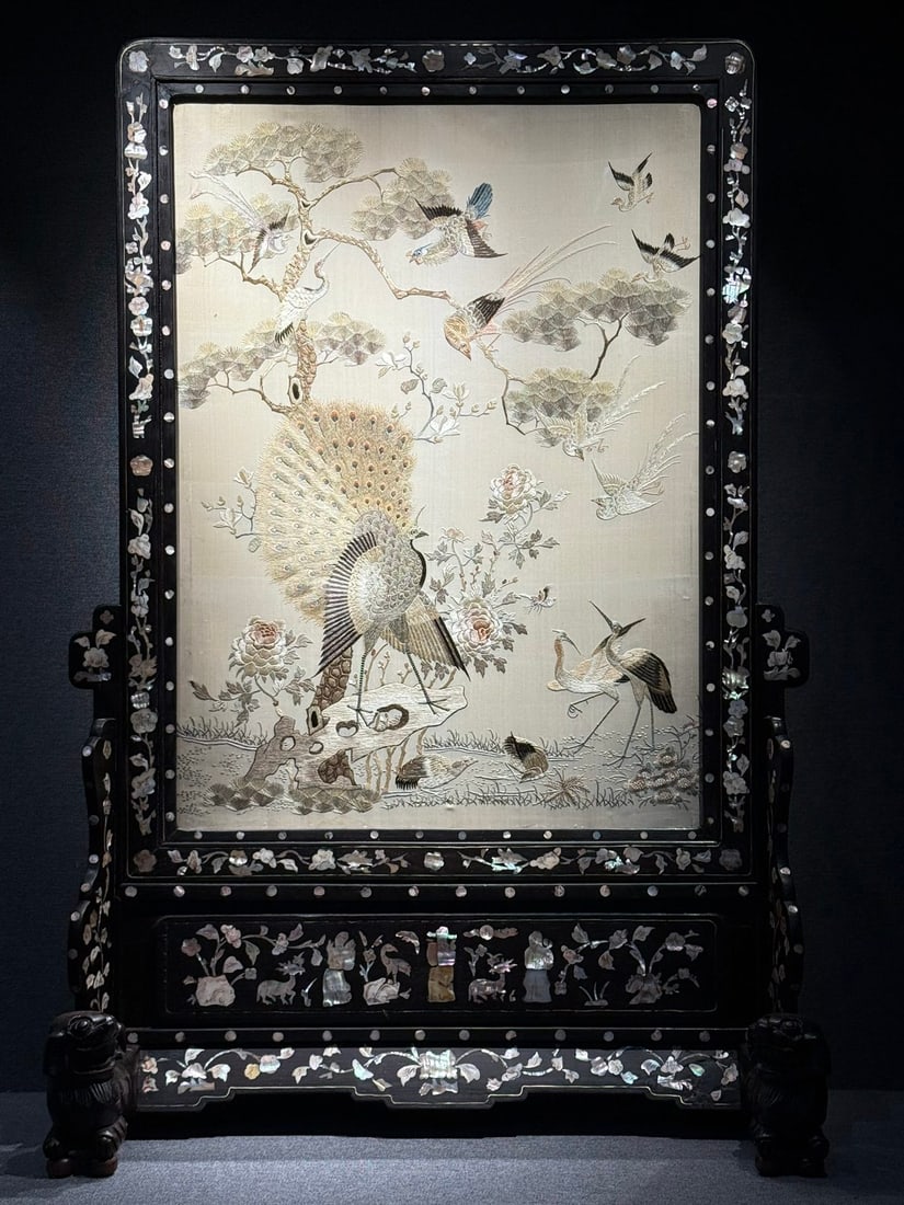 Late Qing Dynasty and Republic of China, inlaid mother-of-pearl and Cantonese embroidery screen: Late Qing Dynasty and Republic of China, inlaid mother-of-pearl and Cantonese embroidery screen "Prosperity Unfolds"The core of the screen is made of Cantonese embroidery silk fabric, and the frame is
