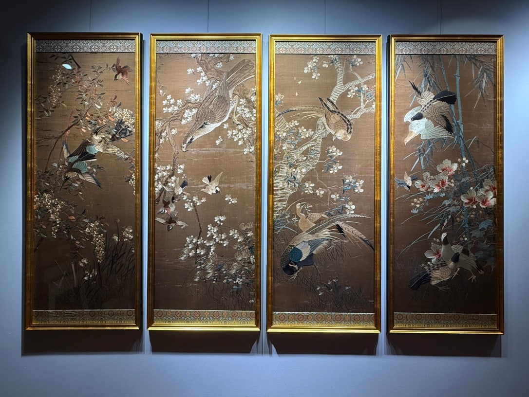 Set of Embroidered Birds and Flowers of the Republic of China Period: Set of Embroidered Birds and Flowers of the Republic of China PeriodBased on a silk fabric base, it is embroidered with colored silk threads using local embroidery techniques (such as Su Embroidery or