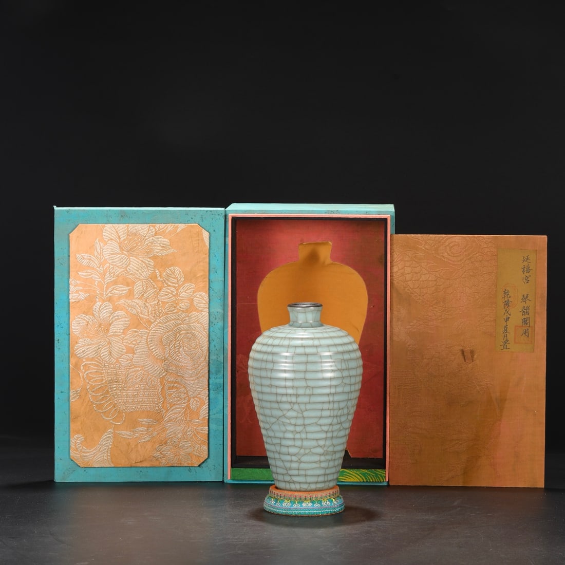 Guan Kiln Celadon Silver-Rimmed Large Plum Vase with String Patterns: Southern Song Guan Kiln Celadon Plum Vase with Silver Rim and String Patterns, 23cm in height, 4cm in mouth diameter, 14cm in belly diameter. It belongs to Southern Song Guan Kiln celadon, with a cela