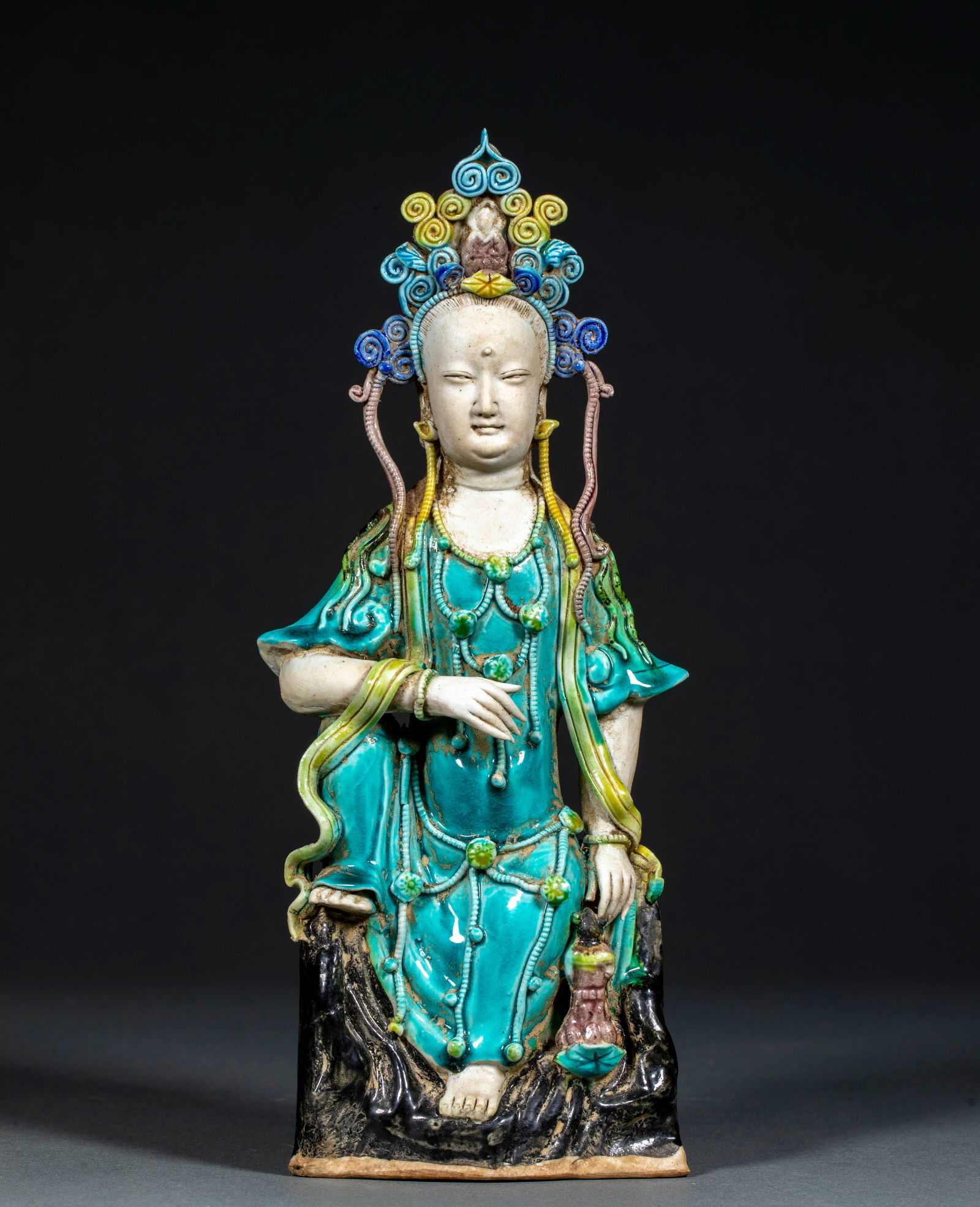 Fahua Cai Guanyin Statue: The Fahuacai Guanyin statue is 27.5cm in height, 10cm in length and 4cm in width. It is made of pottery (clay pottery) and glazed with Fahuacai glaze (a low-temperature glaze with nitrite as a flux, w